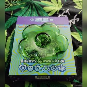 Green Groovy Flower Piece